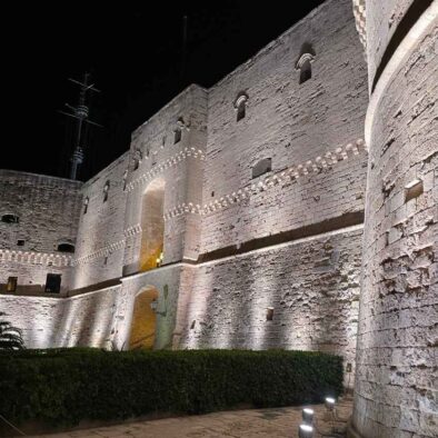 Veduta notturna suggestiva del Castello Aragonese di Taranto, illuminato a 1,4 km dalla nostra struttura.