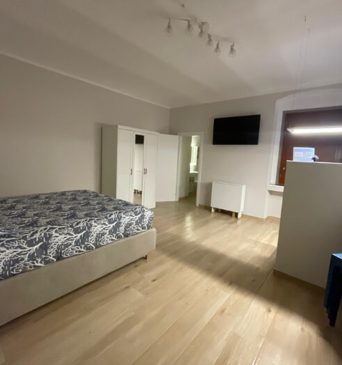 Camera da letto matrimoniale moderna presso la casa vacanze BluMare adiacente al centro di Taranto, completa di armadio e smart TV da 50 pollici.
