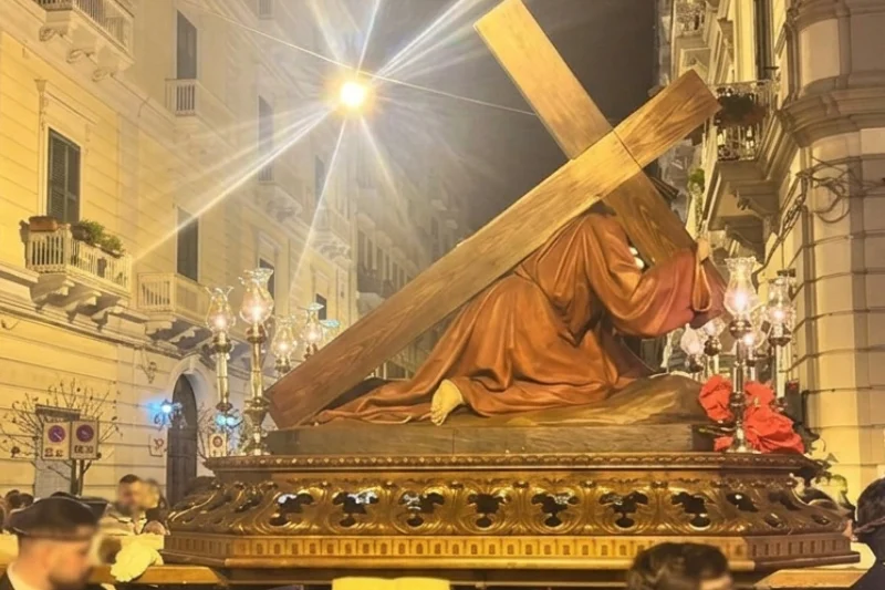 La statua de La Cascata, Gesù che cade sotto la croce, durante la Processione dei Misteri del Venerdì Santo a Taranto.
