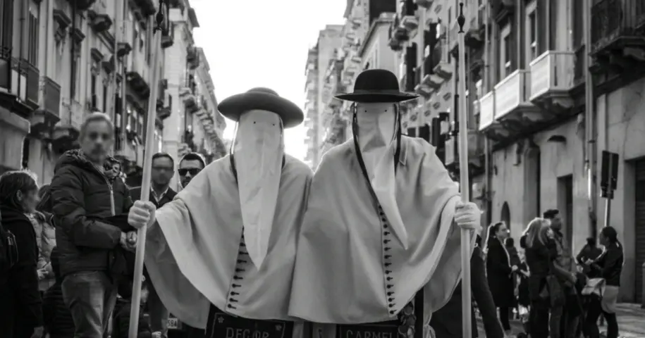 Due Perdoni della Confraternita del Carmine durante i Riti della Settimana Santa a Taranto.