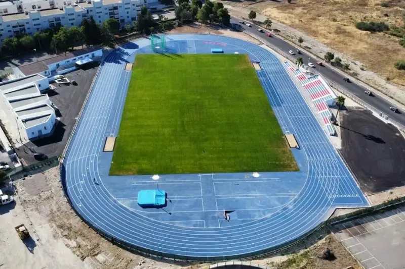 Veduta aerea della pista di atletica leggera azzurra dello Stadio Giuseppe Valente a Taranto per i Giochi del Mediterraneo 2026.